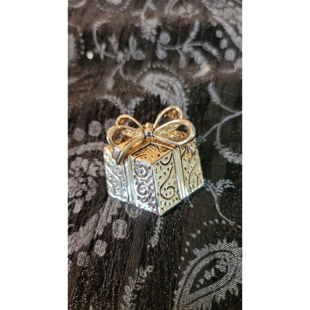 Vintage Signed BEST Pendant Brooch Pin Silver Tone Christmas Present Pendant
